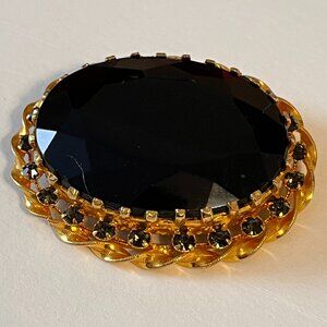087 beautiful large vintage brooch with glass faceted black center